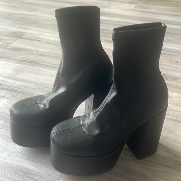 Steve Madden Shoes - Steve Madden Emerald Platform boots black NWOB